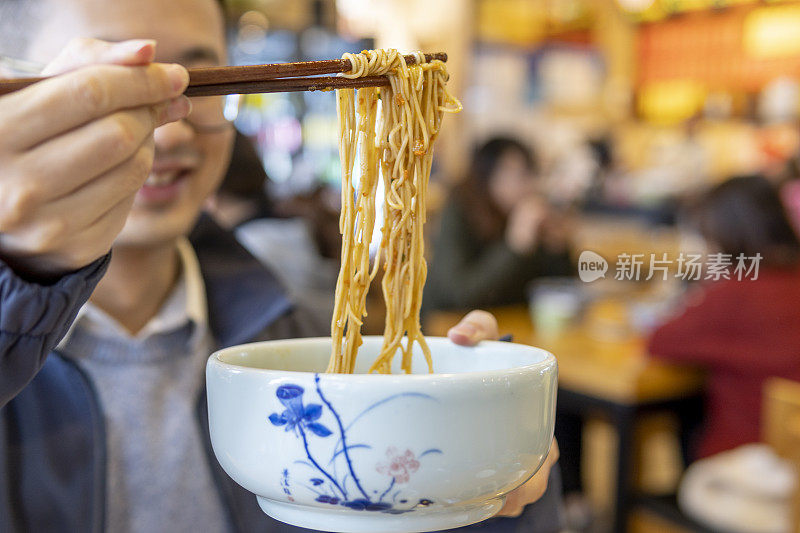 亚洲男子吃蟹黄虾面