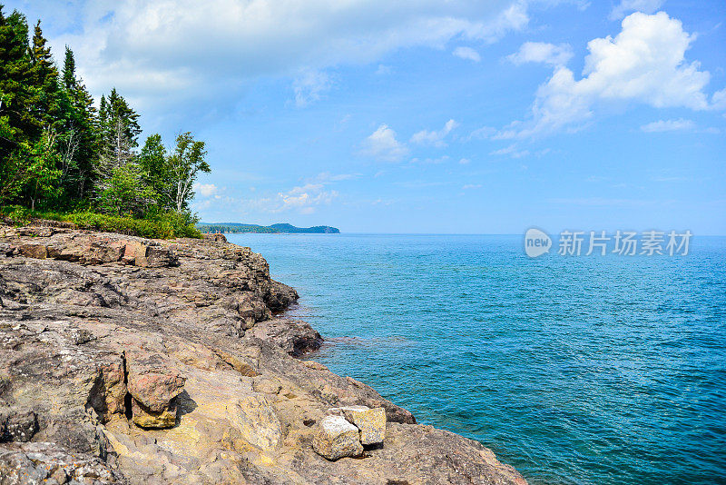 明尼苏达州北岸苏必利尔湖上的小海湾