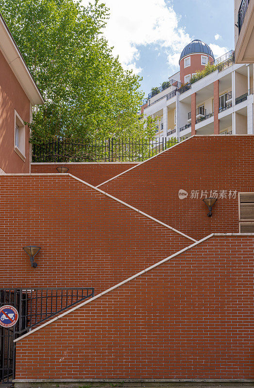 法国楠泰尔:拉德芳斯区。图形楼梯和红色砖墙