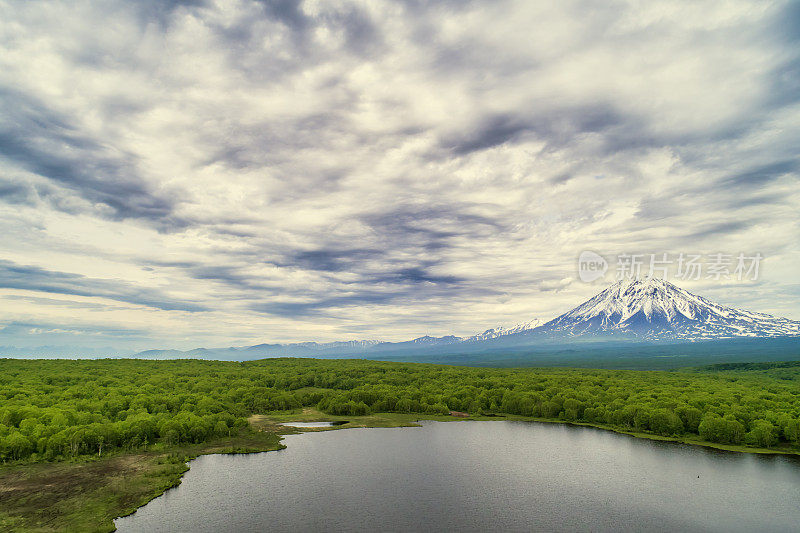 阿瓦钦斯基和Koryaksky火山的无人机在多云的一天附近的斯维特洛耶湖