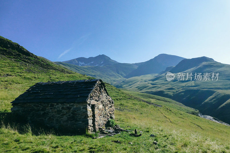 意大利奥斯塔山谷的一座小山中的一种类似房屋的石头结构