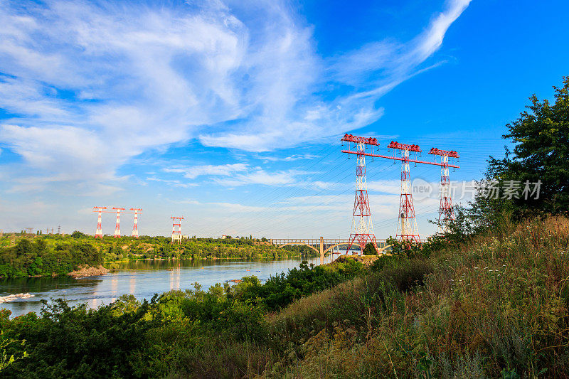 高压电线横跨第聂伯河上的霍特齐亚岛，在乌克兰的Zaporizhia