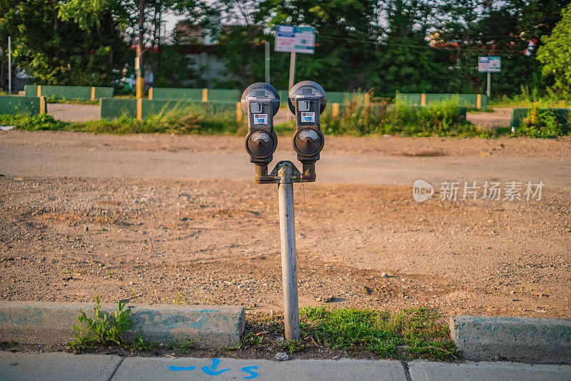 街道停车计时器与停车场的背景