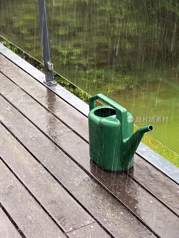 院子里下着大雨