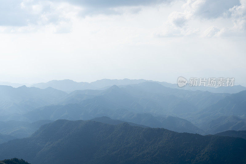 黄昏的光线穿过云层和山脉