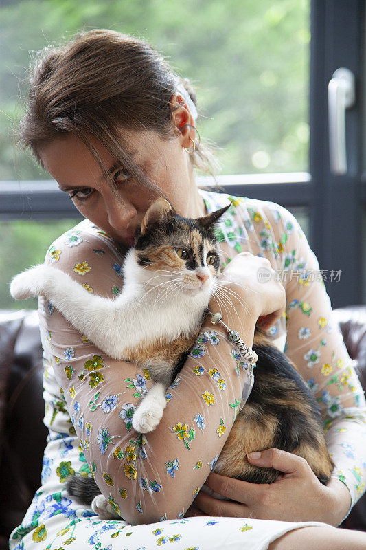 一名年轻女子抱着她的猫