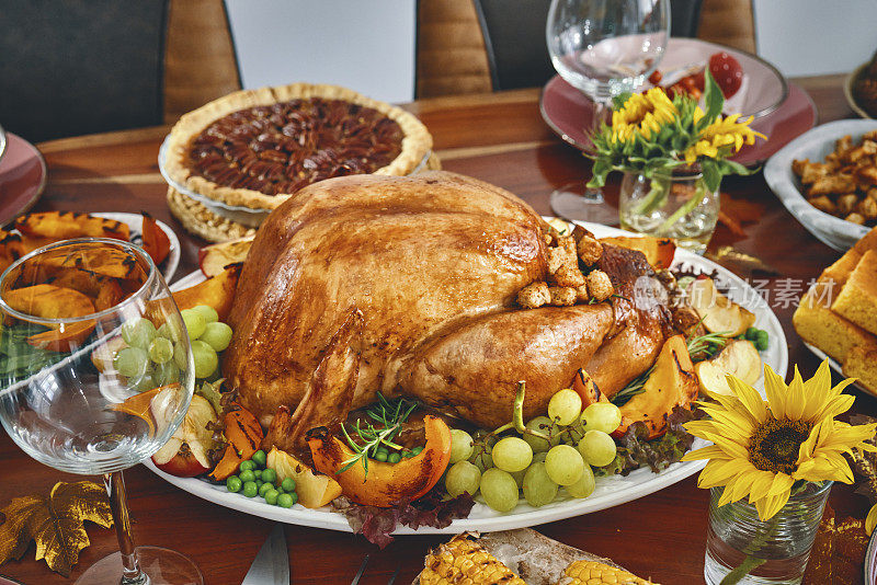 感恩节填馅火鸡与南瓜，豌豆，山核桃派和其他成分