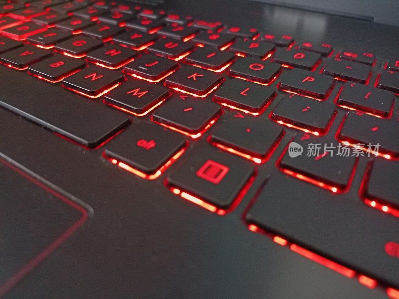 笔记本电脑键盘，红灯亮