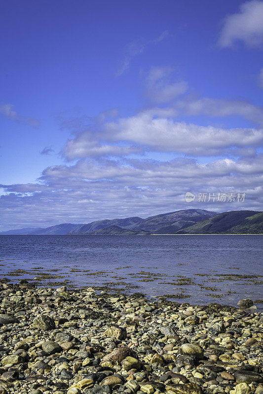 从苏格兰林荷湖岸边布里的卵石海滩上看到的阿德古尔半岛。