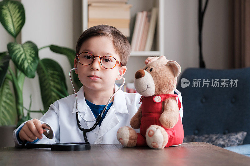 可爱的孩子扮成医生，检查他的玩具