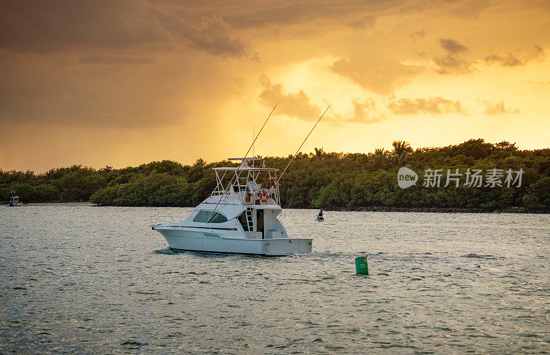 日落时分，迈阿密海滩的渔船
