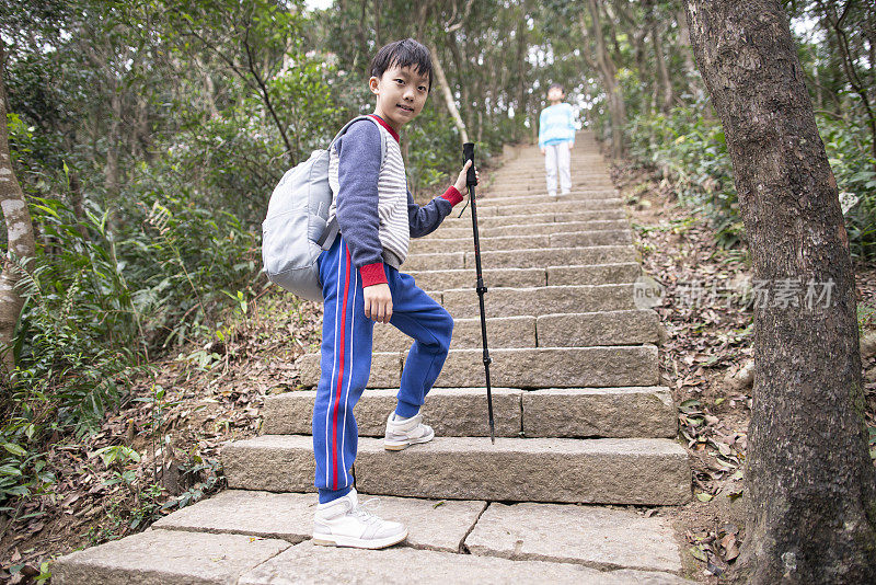 亚洲儿童在山上徒步旅行