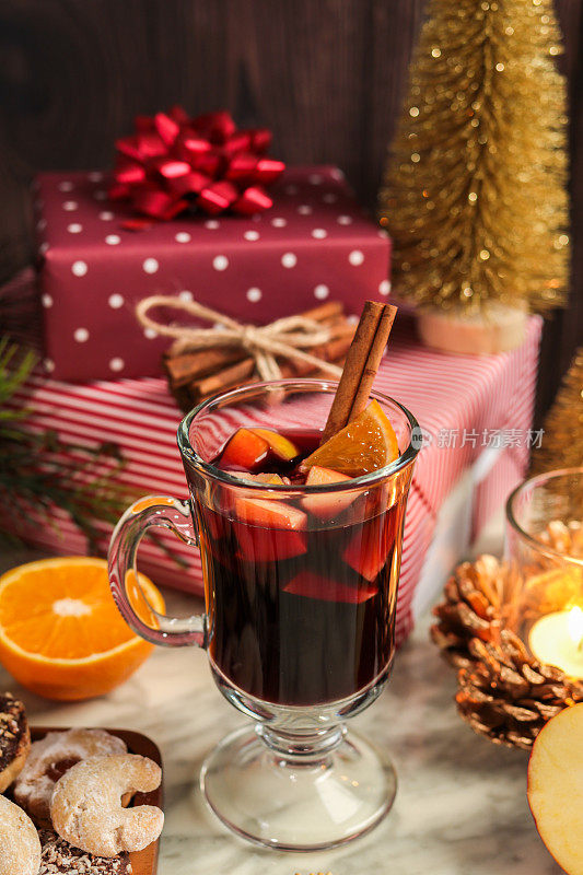 圣诞热葡萄酒桑格利亚与肉桂，橘子和圣诞饼干