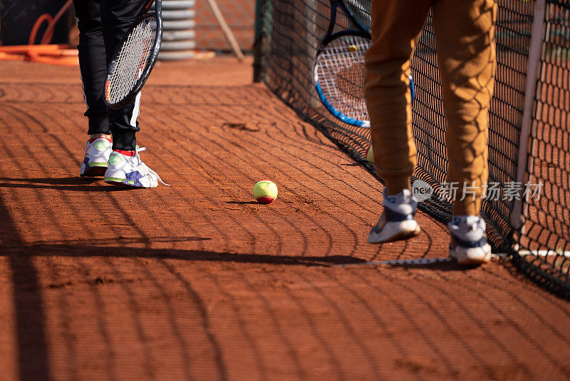 两个小网球运动员在一起练习。