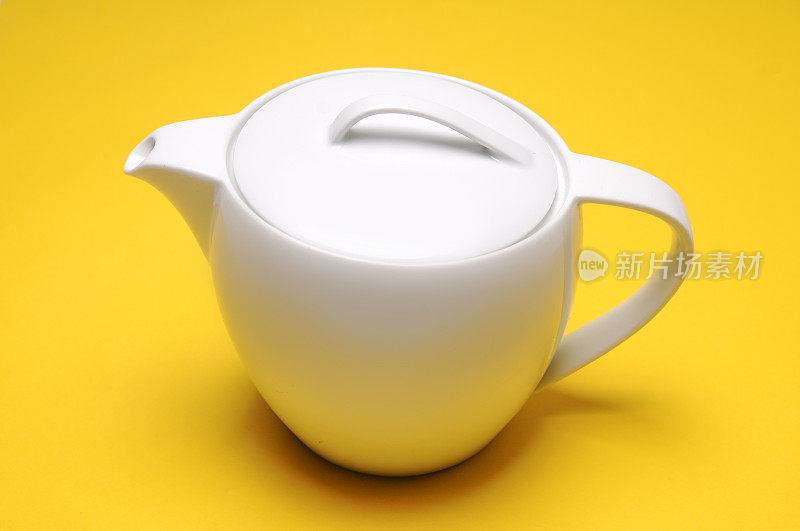 黄底白瓷茶壶
