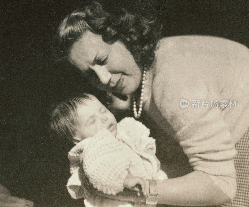 1948年，一位年轻的母亲带着她的孩子。