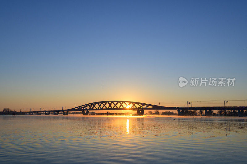 一个寒冷的冬天的早晨，位于兹沃勒附近IJssel河上的Hanzeboog火车桥