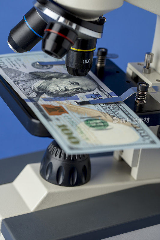 显微镜下的100美元钞票