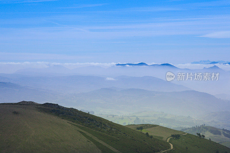 在云雾缭绕的山顶上