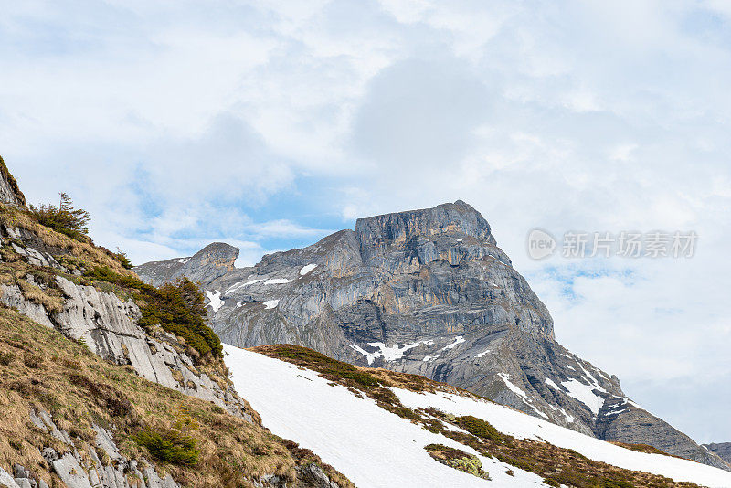 瑞士阿尔卑斯山的山脉景观和积雪