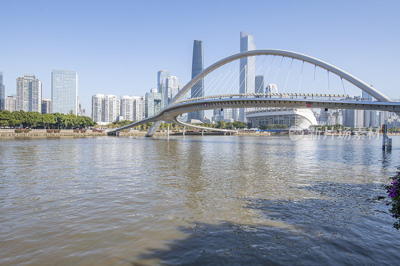 中国广州地标性建筑海信大桥和城市天际线