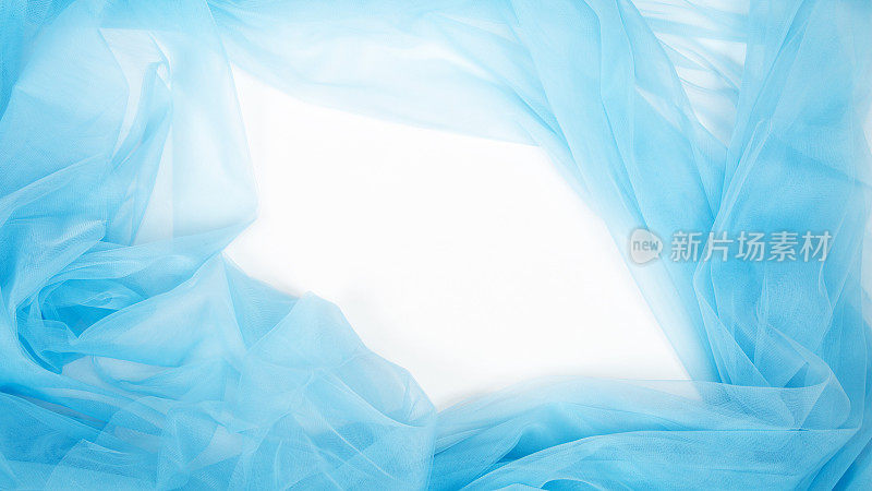 柔和的浅蓝色薄纱与曲线和波孤立在白色背景上。本空间