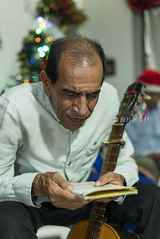 在圣诞夜，孙辈和祖父母一家人唱着圣诞颂歌