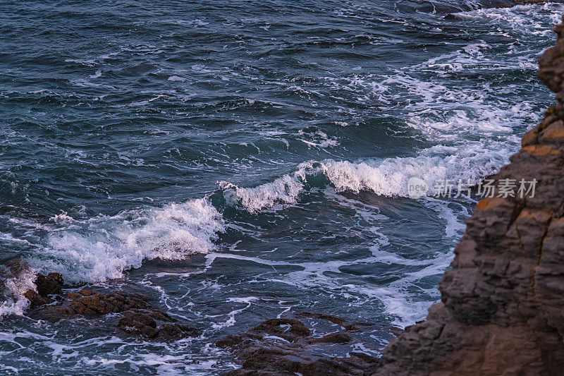 海浪拍打着海岸