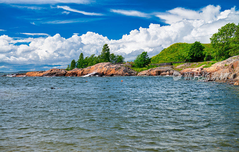在一个晴朗的日子里，芬兰赫尔辛基，Suomenlinna的海岸线。