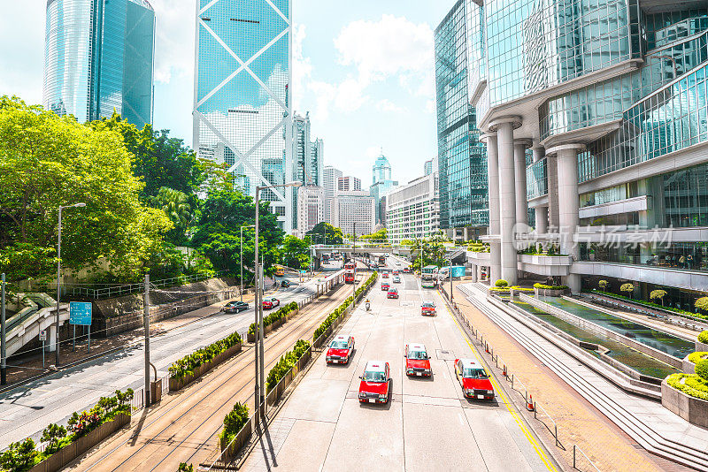 香港市区街道上车辆行驶