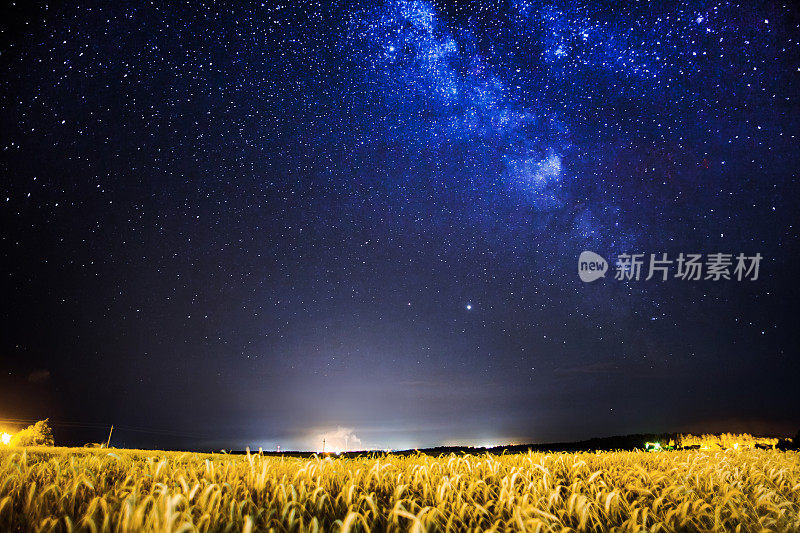 夏天的星空。夜空中的星星。田里的小麦。银河系。农业。