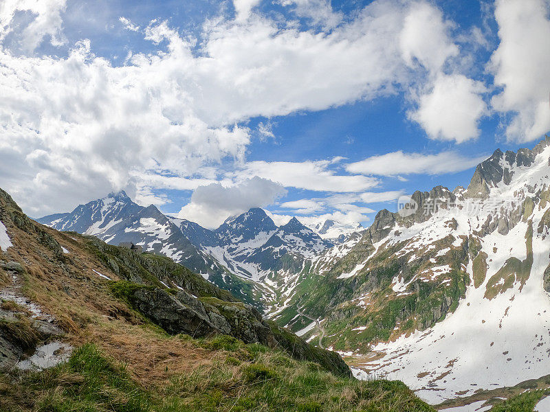 夏天的瑞士阿尔卑斯山，一片片的雪