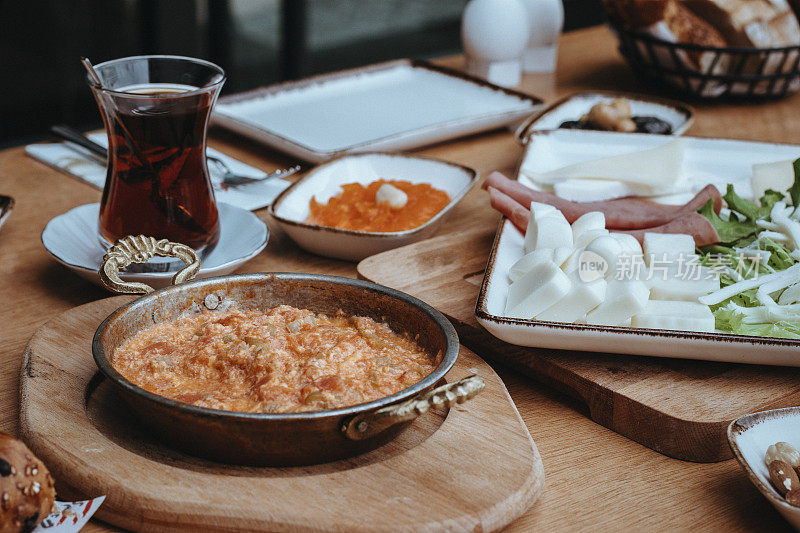 土耳其早餐，周日大早餐或早午餐白奶酪和鸡蛋，土耳其早餐铺在餐厅，男人