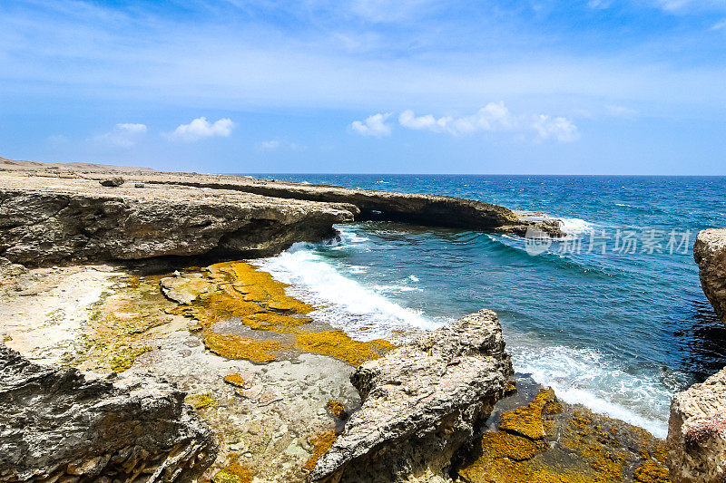 位于谢特博卡的Curaçao加勒比岛上风景优美的海洋和岩层