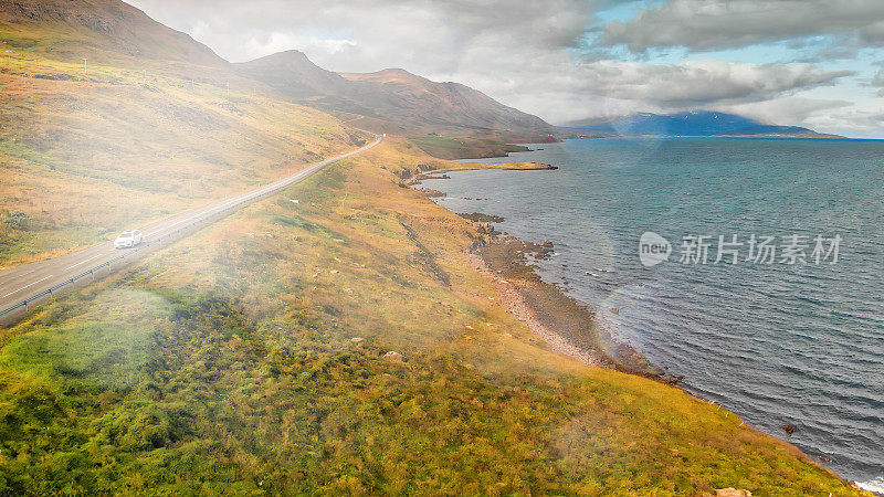 在冰岛的夏季，鸟瞰美丽的Grundar峡湾。
