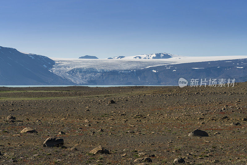 火山景观背景为Vatnajokull冰川