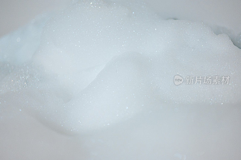 特写镜头气泡移动泡沫浴在粗糙的表面的背景