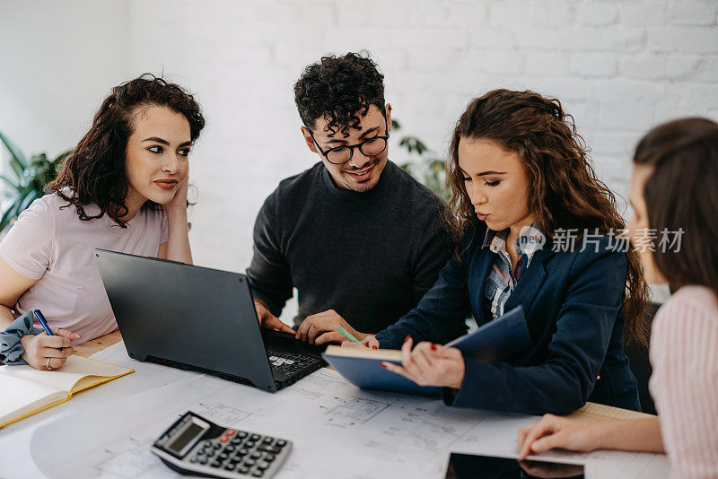 一群学生在室内的桌子后面准备考试。