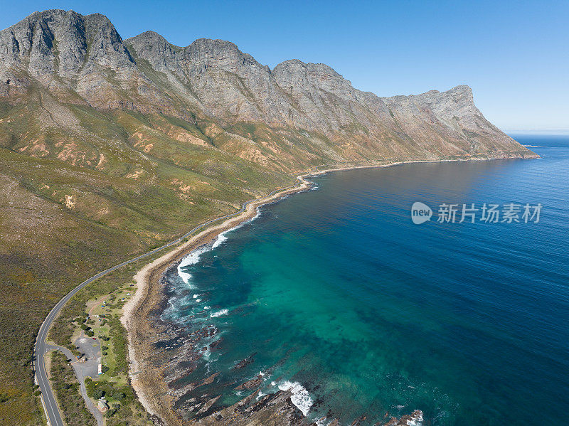 在福斯湾，沿着开普敦附近雄伟的海岸线行驶的沿海公路