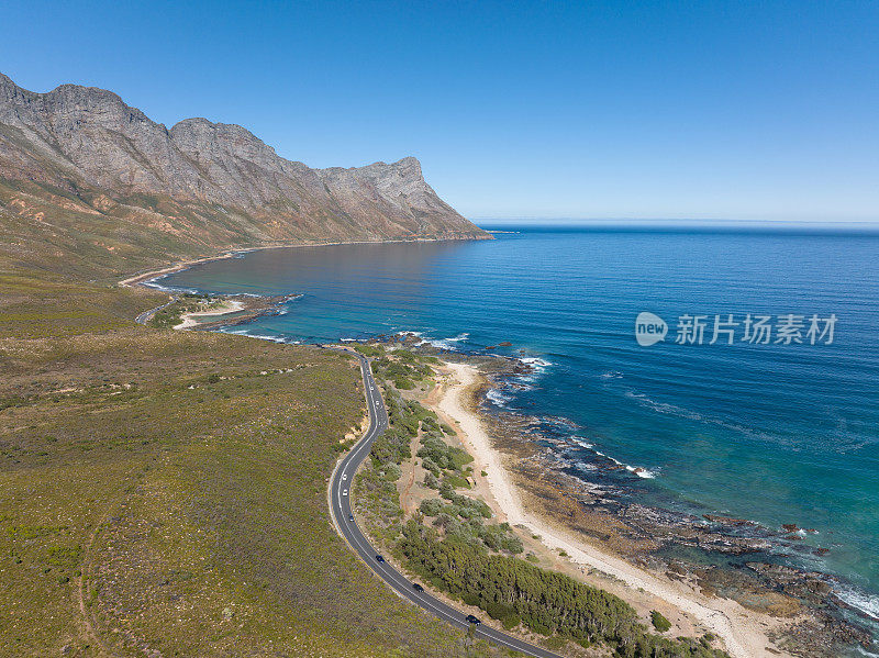 开普敦附近一条风景优美的沿海公路的鸟瞰图