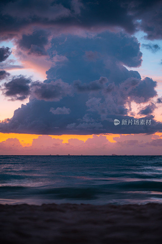 海上多彩的日落和美丽的云景