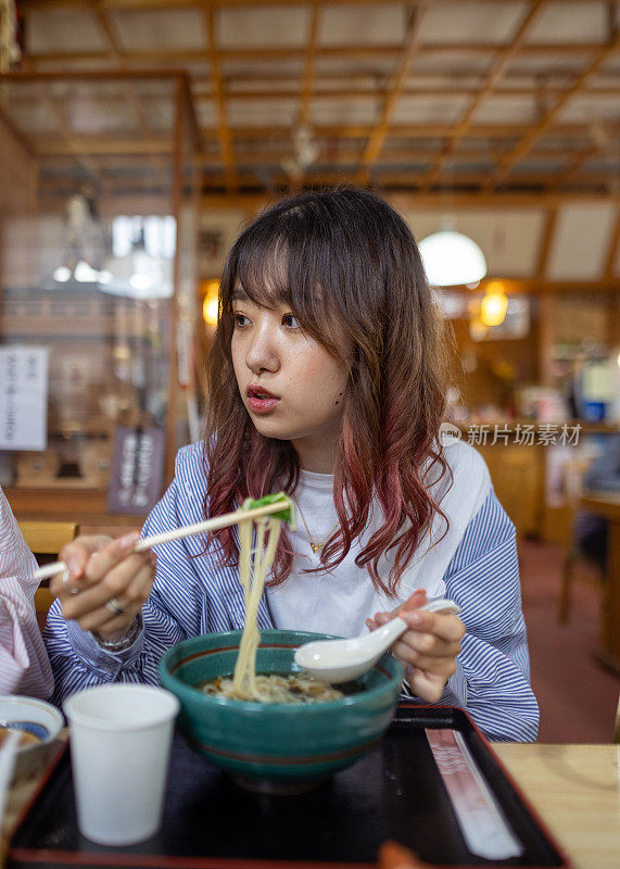 日本女人在日本餐馆吃荞麦面