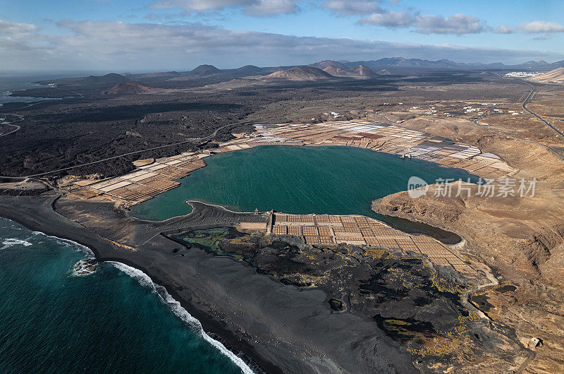 亚努比奥盐滩和亚努比奥黑火山海滩的鸟瞰图，兰萨罗特，加那利群岛，西班牙。