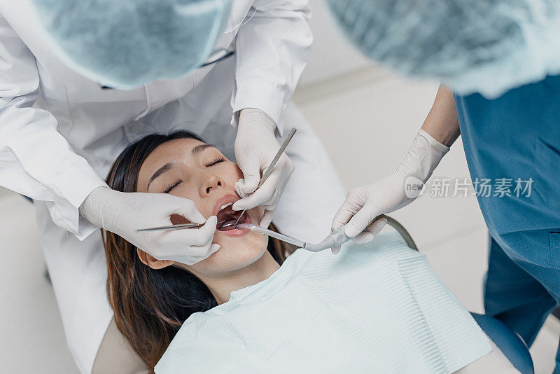医疗护理——牙科病人正在接受牙医的检查和治疗