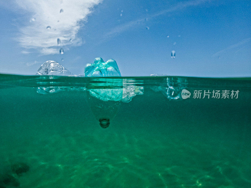 漂浮在海上的塑料瓶