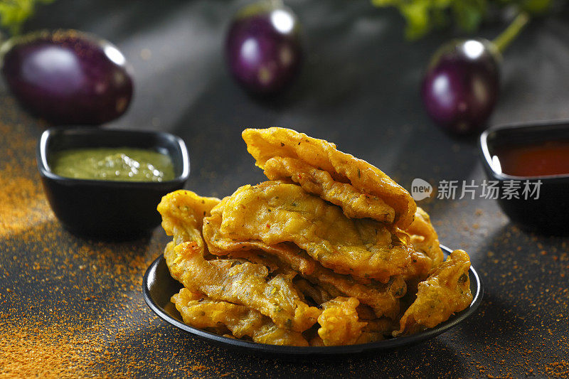 茄子脆饼或pakora