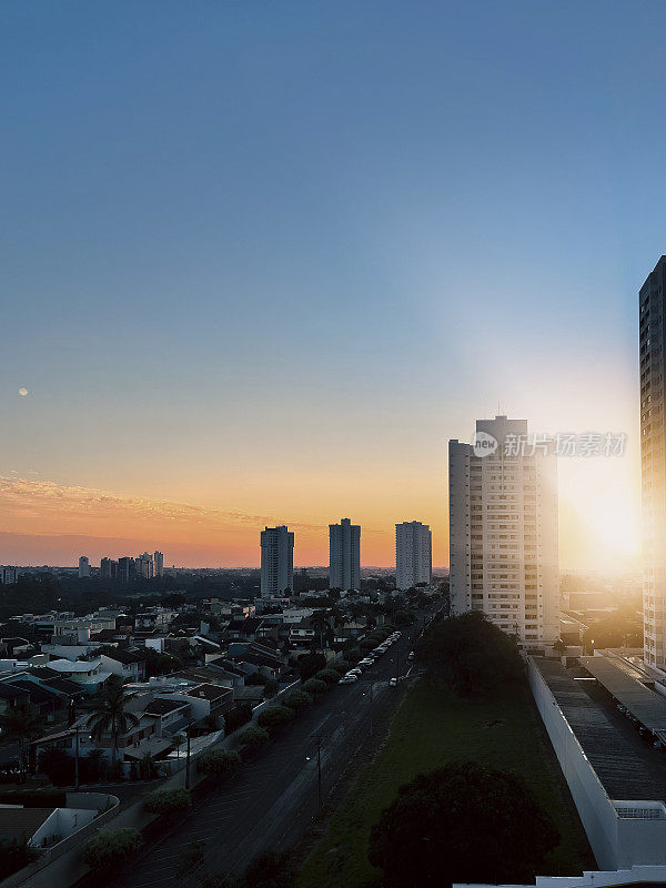 夏日清晨，太阳冉冉升起。