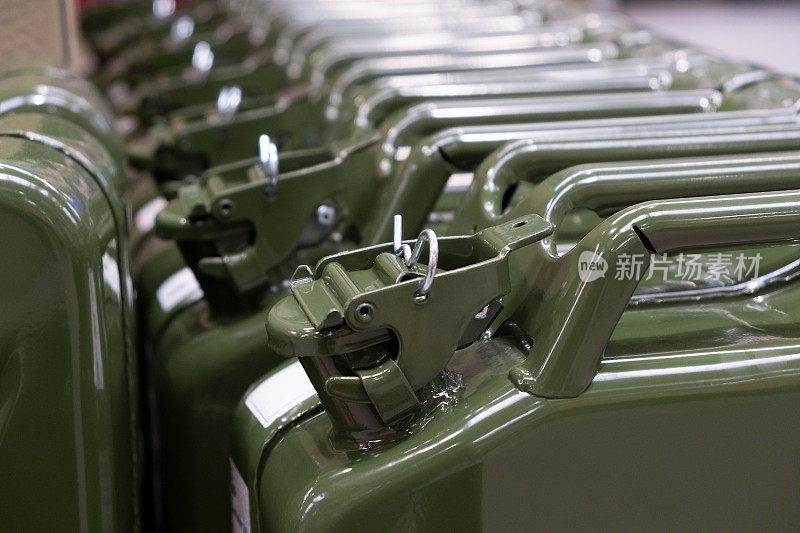 五金店的新绿铁气罐。用于运输和储存汽油的燃料箱，老式20L燃料箱