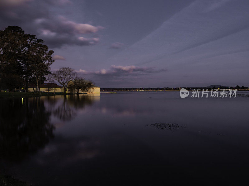 日落时湖上的船屋