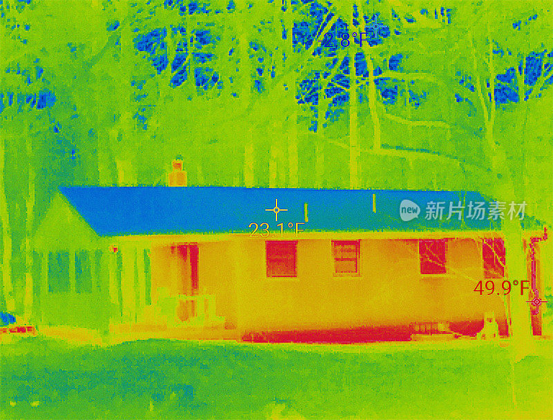 能源价格的上涨迫使我们监测热量损失。用热感相机拍摄的房屋外观，显示较亮的部分散发出更多的热量。